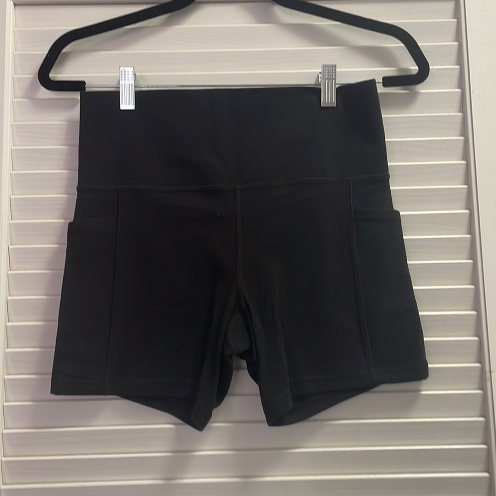 Athleta Salutation Stash Pocket II 5” Short